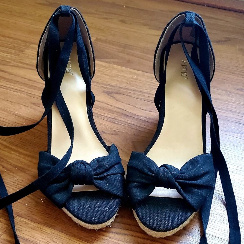 Black wedges